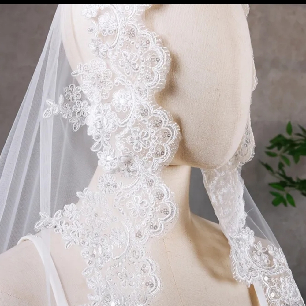 Elegant White Lace Bridal Veil